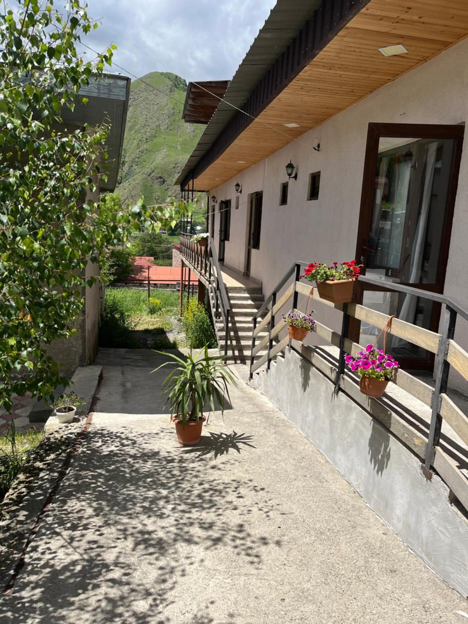 Soso Burduli'S Guesthouse Stepantsminda Exterior foto